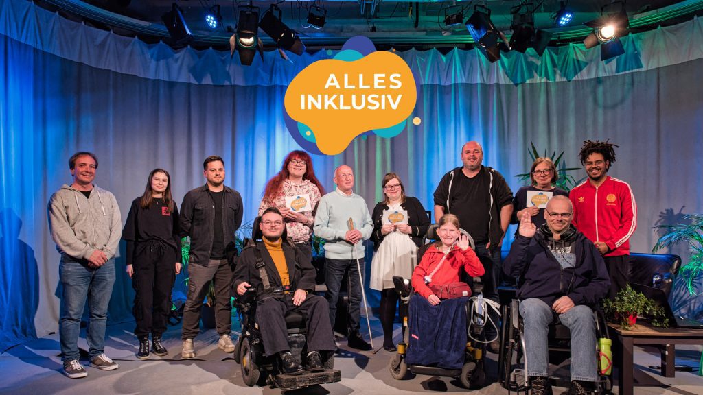 Gruppenfoto anlässlich des 1-Jährigen Jubiläums von ALLES INKLUSIV mit Gästen und Personal